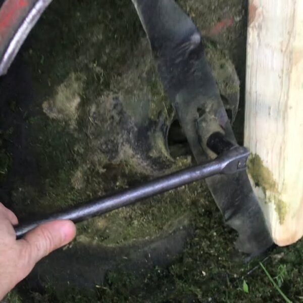 is a lawn mower blade reverse threaded