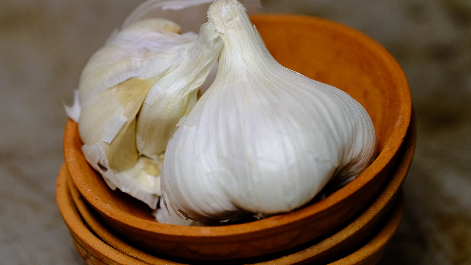 How to Prevent Garlic Plants from Falling Over