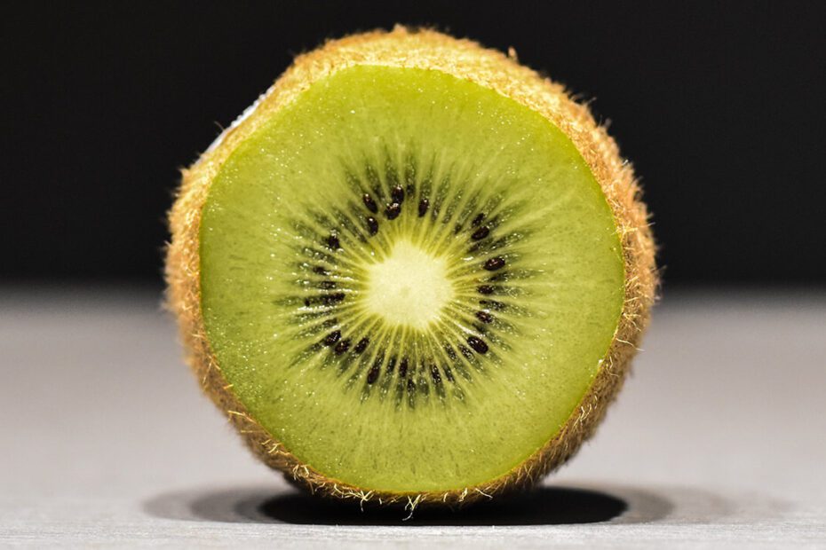 what color are common kiwi seeds